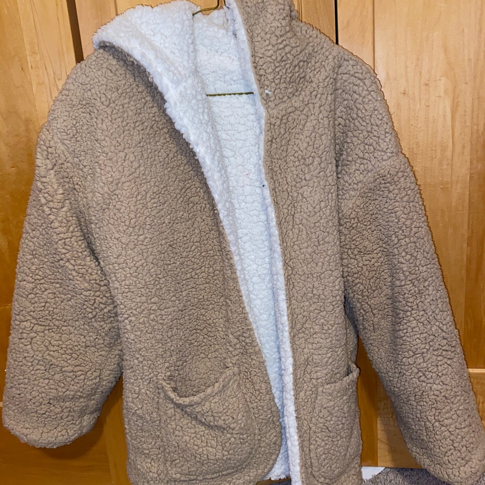 Oversized reversible fuzzy jacket !